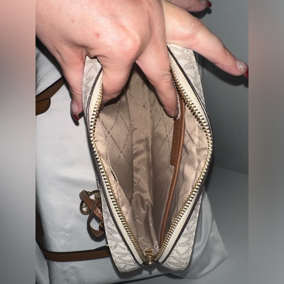 Michael Kors crossbody bag! - Picture 3 of 8